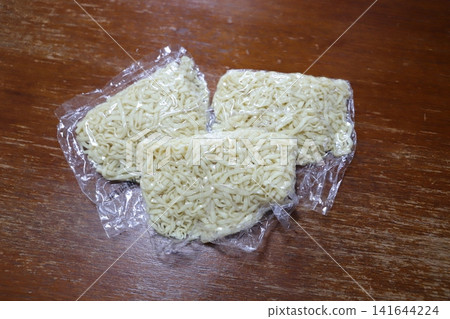 一套以郵購方式送達的沖繩蕎麥麵。 141644224