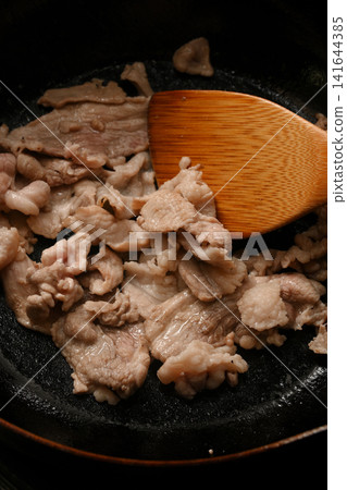 正在煎炸的豬肉 正在煎炸的豬肉 141644385
