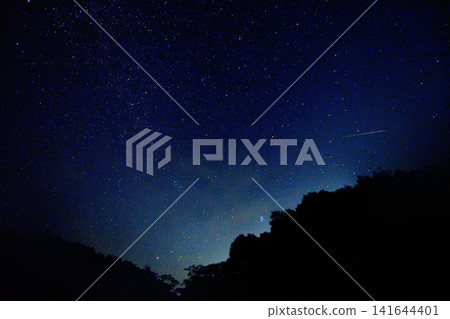 一顆流星劃過夜空,映襯著無數繁星(英仙座流星雨,藏王星) 一顆流星劃過夜空,映襯著無數繁星(英仙座流星雨,藏王星) 141644401