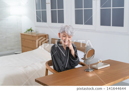 老年女性護膚美容圖片 老年女性護膚美容圖片 141644644