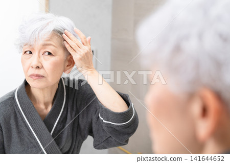 老年女性正在進行頭髮護理美容圖片 老年女性正在進行頭髮護理美容圖片 141644652