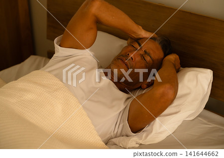 老年男子在床上睡覺 生活風格圖片 老年男子在床上睡覺 生活風格圖片 141644662