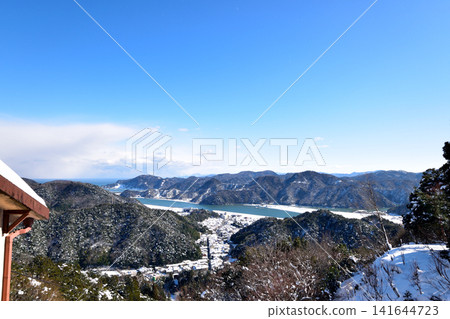 雪覆蓋的城崎溫泉町和丸山川景色(兵庫縣的冬季) 雪覆蓋的城崎溫泉町和丸山川景色(兵庫縣的冬季) 141644723