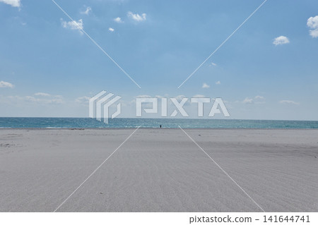 Nakatajima Sand Dunes: Wind-blown patterns, sea and human silhouettes 141644741