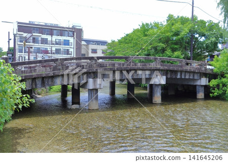 京都東山區白川上的花鳥道石橋(行子橋/橋)。 京都東山區白川上的花鳥道石橋(行子橋/橋)。 141645206