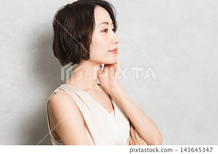 擺姿勢的短髮女性美照 擺姿勢的短髮女性美照 141645347