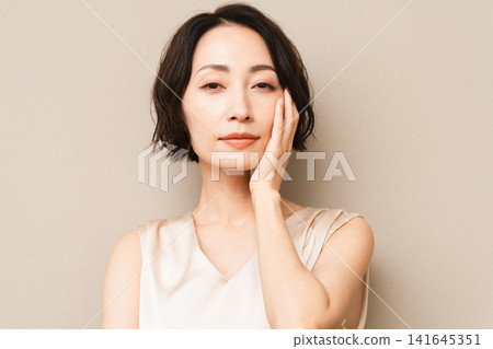 擺姿勢的短髮女性美照 擺姿勢的短髮女性美照 141645351