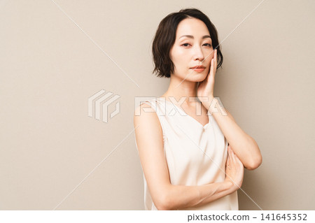 擺姿勢的短髮女性美照 擺姿勢的短髮女性美照 141645352