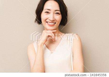 擺姿勢的短髮女性美照 擺姿勢的短髮女性美照 141645356