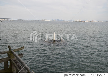 A marker post standing in Lake Biwa with the Lake Biwa Bridge in the distance (Katata, Shiga Prefecture) A marker post standing in Lake Biwa with the Lake Biwa Bridge in the distance (Katata, Shiga Prefecture) 141645514