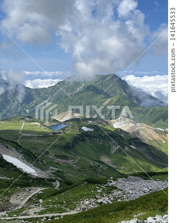 夏季的立山黑部阿爾卑斯山脈路線，籠罩在一片雲海之中。 141645533
