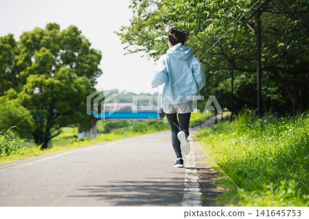 年輕女子跑步運動形象 年輕女子跑步運動形象 141645753