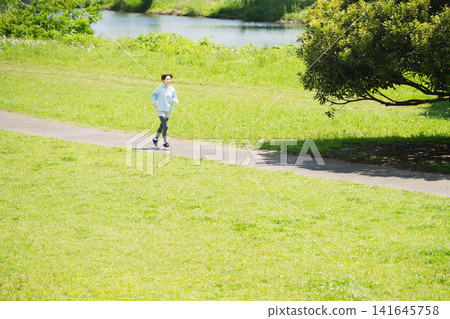 年輕女子跑步運動形象 141645758