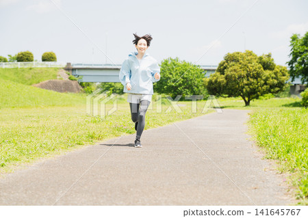 年輕女子跑步運動形象 年輕女子跑步運動形象 141645767