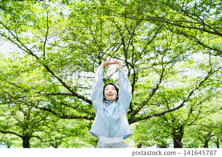 年輕女子伸展運動,運動形象 年輕女子伸展運動,運動形象 141645787
