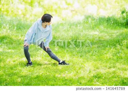年輕女子伸展運動,運動形象 年輕女子伸展運動,運動形象 141645789