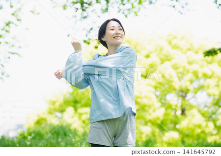 年輕女子伸展運動,運動形象 年輕女子伸展運動,運動形象 141645792