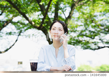 年輕女子在智慧型手機上交談生活方式圖像 年輕女子在智慧型手機上交談生活方式圖像 141645800