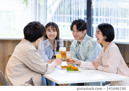 飲酒會:男女用各種飲料敬酒 飲酒會:男女用各種飲料敬酒 141646190
