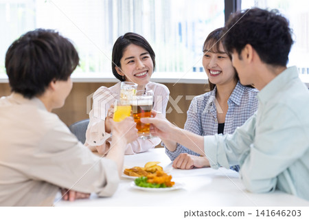 飲酒會:男女用各種飲料敬酒 飲酒會:男女用各種飲料敬酒 141646203