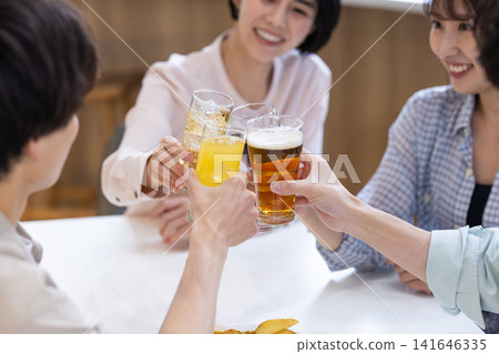 飲酒聚會:舉起各種飲品碰杯 飲酒聚會:舉起各種飲品碰杯 141646335