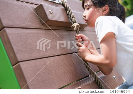 在公園裡玩的女孩 在公園裡玩的女孩 141646994