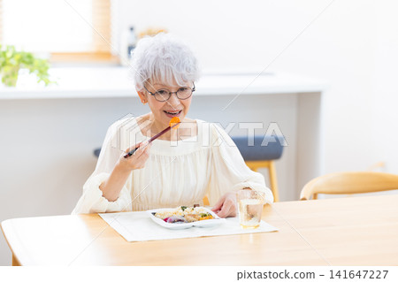 餐點:老年婦女在家吃自備午餐 餐點:老年婦女在家吃自備午餐 141647227