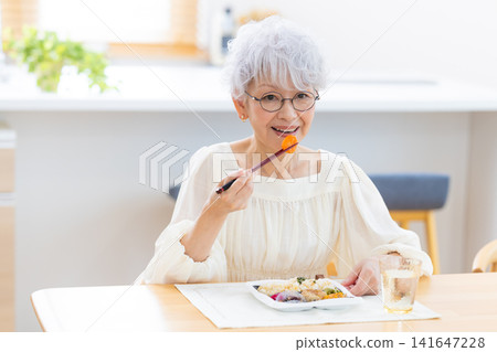 餐點:老年婦女在家吃自備午餐 餐點:老年婦女在家吃自備午餐 141647228