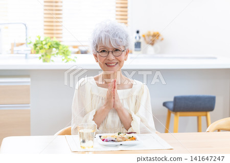 餐點:老年婦女在家吃自備午餐 餐點:老年婦女在家吃自備午餐 141647247
