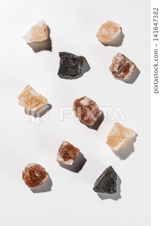 從空中俯瞰喜馬拉雅山脈多處岩鹽地貌，強烈的明暗對比引人注目。 141647382