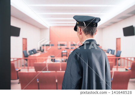 在法院擔任獄警的中年男子。 在法院擔任獄警的中年男子。 141648528