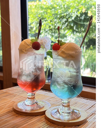 粉紅色和淺藍色泳圈 - 夏季 141648698