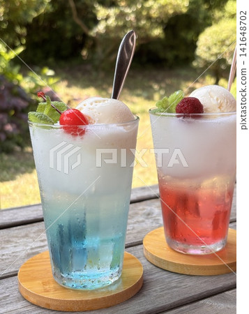 粉紅色和淺藍色泳圈 - 夏季 141648702