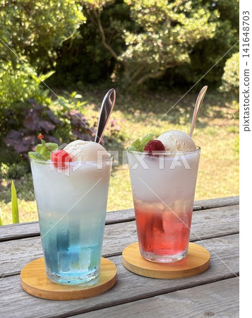 粉紅色和淺藍色泳圈 - 夏季 粉紅色和淺藍色泳圈 - 夏季 141648703