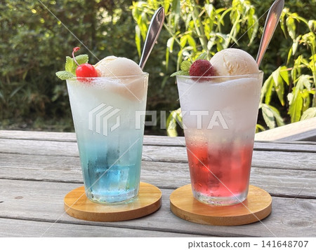 粉紅色和淺藍色泳圈 - 夏季 141648707