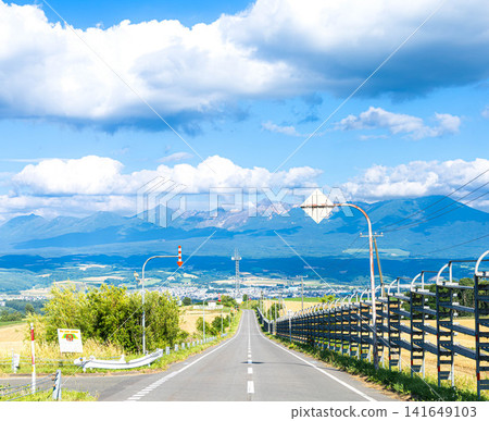 The view from Senbo Pass, one of the eight scenic spots of Kamifurano, Hokkaido, with its blue sky and clouds, is breathtaking. The view from Senbo Pass, one of the eight scenic spots of Kamifurano, Hokkaido, with its blue sky and clouds, is breathtaking. 141649103