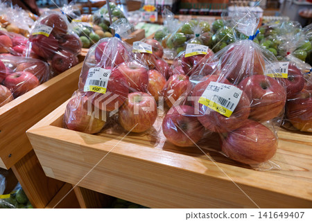Apples lined up in the supermarket Apples lined up in the supermarket 141649407