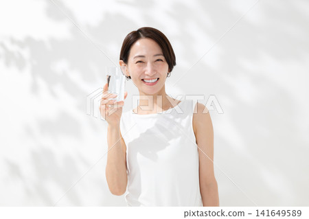 一個女人喝水 一個女人喝水 141649589