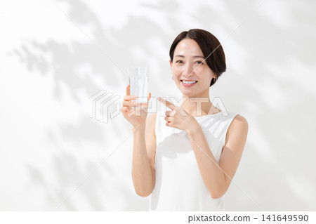 一個女人喝水 一個女人喝水 141649590