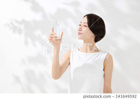 一個女人喝水 一個女人喝水 141649592