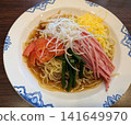 一張看起來很美味的「冷麵」（hiyashi chuka）的照片，這是一道經典的夏季美食。 141649970