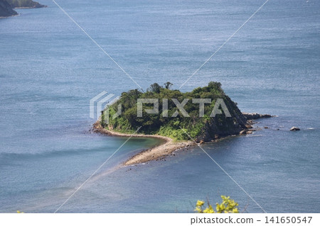 A landscape showing the blue ocean and an uninhabited island. A landscape showing the blue ocean and an uninhabited island. 141650547