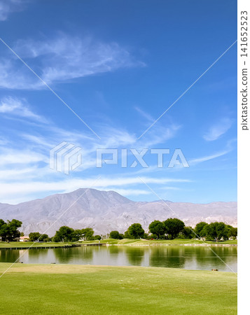 著名的拉昆塔高爾夫球場,以及藍天下起伏的山脈美景。 著名的拉昆塔高爾夫球場,以及藍天下起伏的山脈美景。 141652523