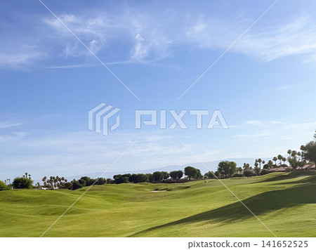 The spacious golf course of La Quinta and the refreshing scenery against the blue sky. The spacious golf course of La Quinta and the refreshing scenery against the blue sky. 141652525