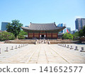 Deoksugung Palace, Seoul's representative royal palace, is surrounded by modern skyscrapers. 141652577