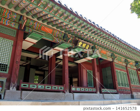 這座皇家宮殿建築,裝飾著美麗的韓國傳統圖案。 這座皇家宮殿建築,裝飾著美麗的韓國傳統圖案。 141652578