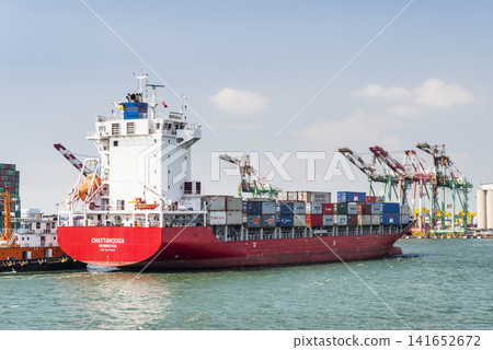 The container ship is sailing into Kaohsiung Second Harbor, Taiwan. The container ship is sailing into Kaohsiung Second Harbor, Taiwan. 141652672