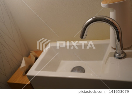 Details of the washbasin and automatic faucet Details of the washbasin and automatic faucet 141653079