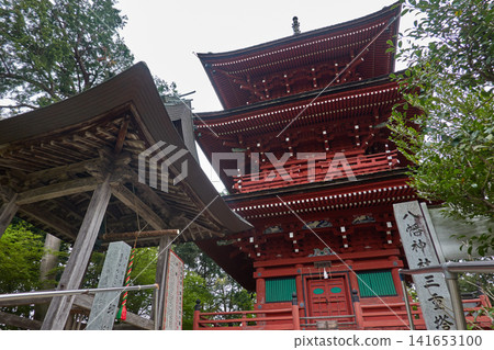 Kashiwabara Hachimangu Shrine: Three-Storied Pagoda and Bell Tower Kashiwabara Hachimangu Shrine: Three-Storied Pagoda and Bell Tower 141653100