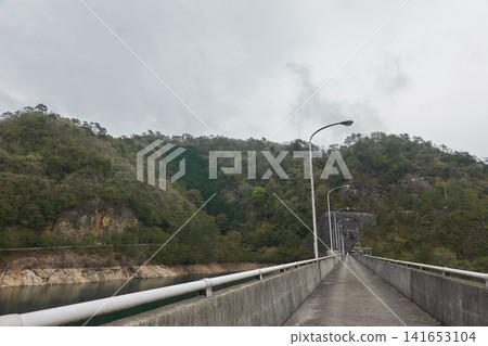 大壩、山脊公路、能見度 大壩、山脊公路、能見度 141653104